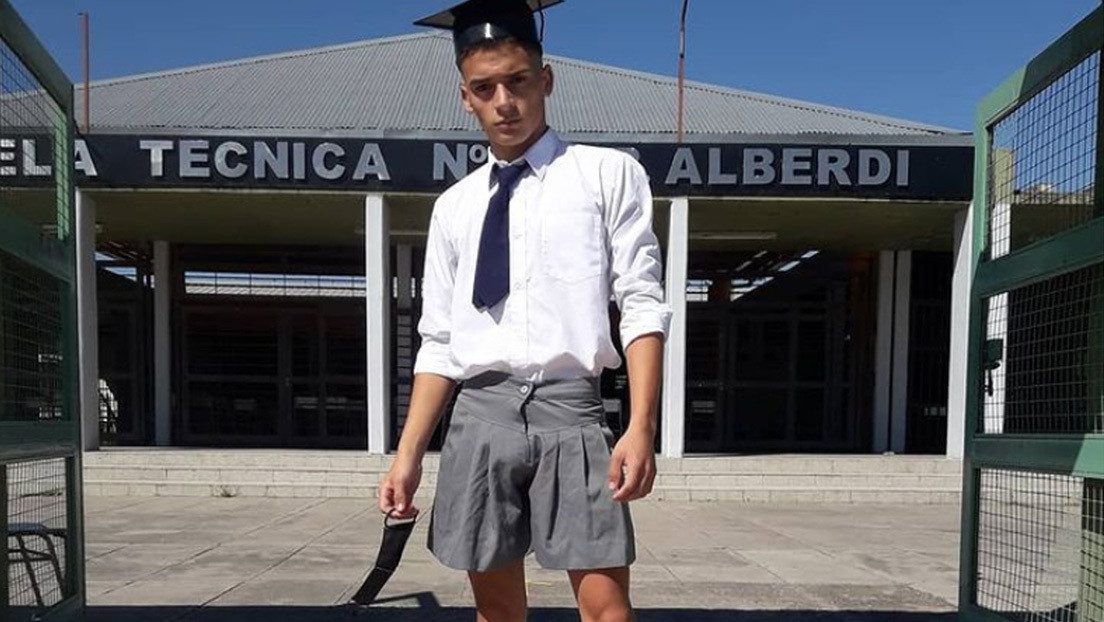 Para apoyar a su compañero, estudiantes protestan en falda