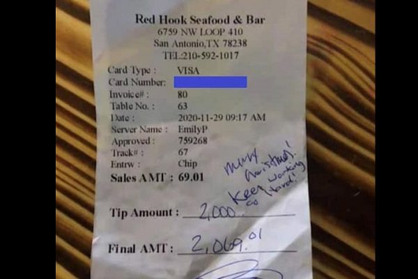 Restaurante se queda con propina de mesera, ¡le habían dejado dos mil dólares!