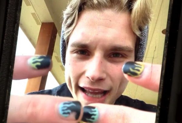 Con la petición "Dejen a los hombres usar esmalte de uñas", joven divide opiniones