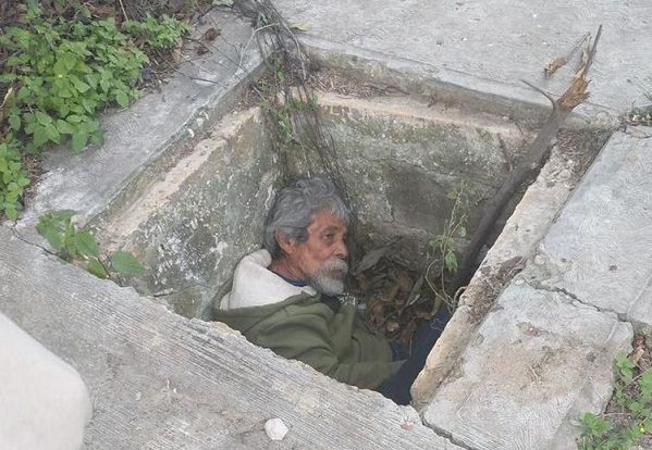 Rescatan a hombre en situación de calle que vivía dentro de un registro, pensaban había muerto