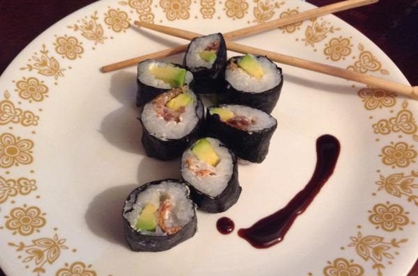 Por comer sushi caduco, joven sufre alucinaciones e insomnio
