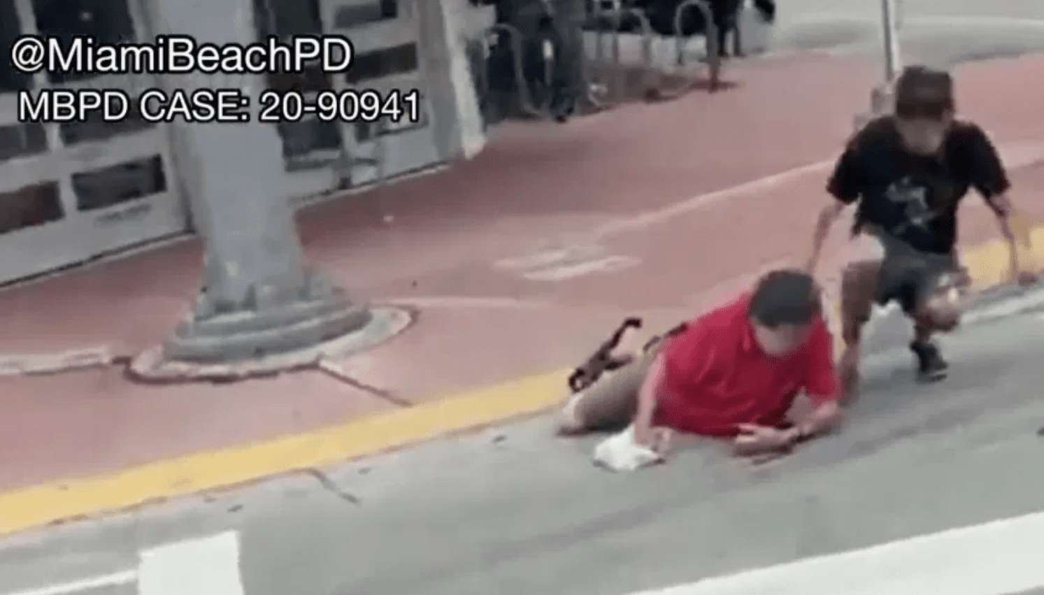 Joven golpea a un anciano que intentaba cruzar una calle en Miami Beach