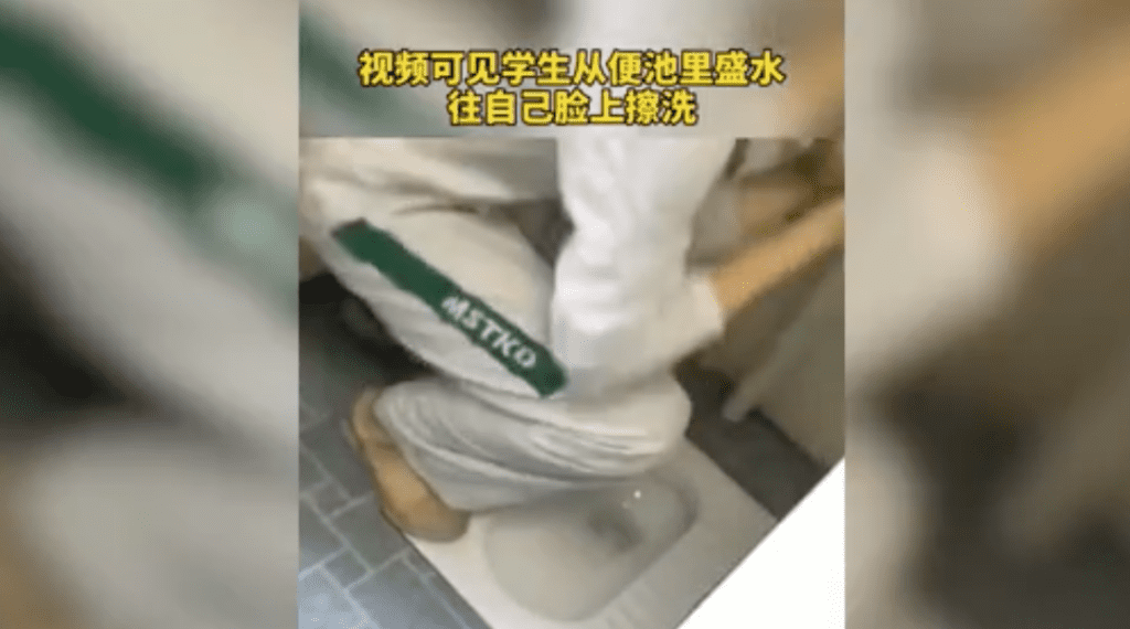 Entrenador chino obliga a niños a lavarse y beber agua del inodoro #IMÁGENES