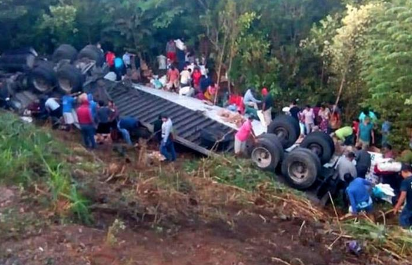 Roban litros de aceite comestible tras volcadura de tráiler