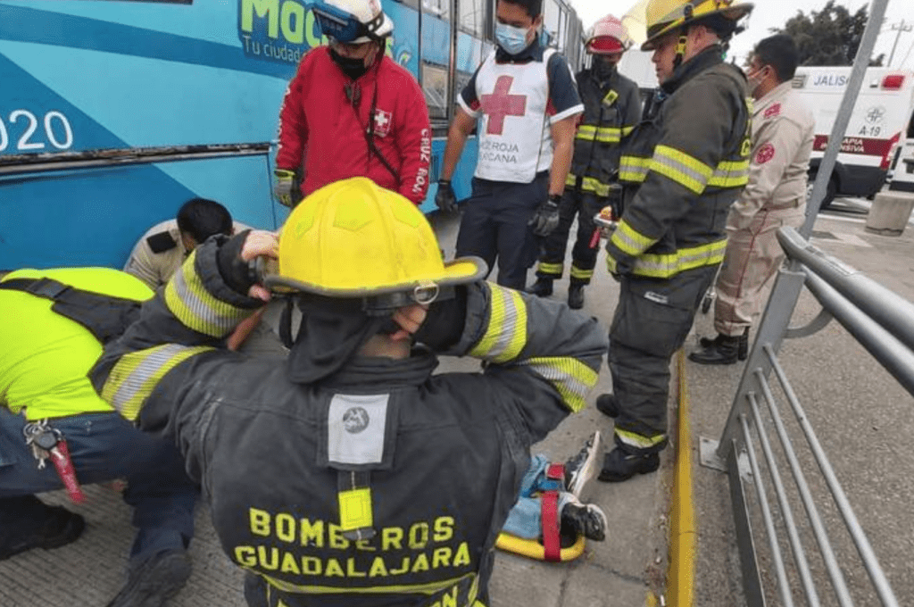 Hombre se lanza contra Macrobús de Guadalajara #VIDEO