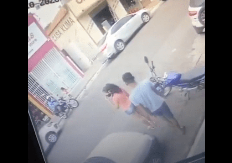 Adolescente salva a su hermana pequeña de ser atropellada, en el último momento #VIDEO