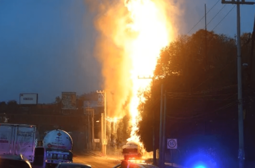 Pipa choca y se incendia en la México- Pachuca, hay cierres viales #VIDEO