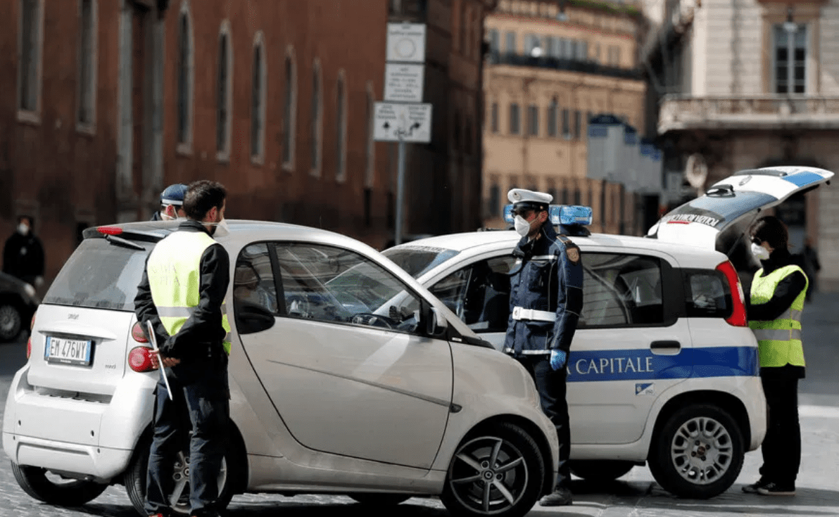 Encarcelan a anciano que mando a golpear a su hijo por gay, en Italia