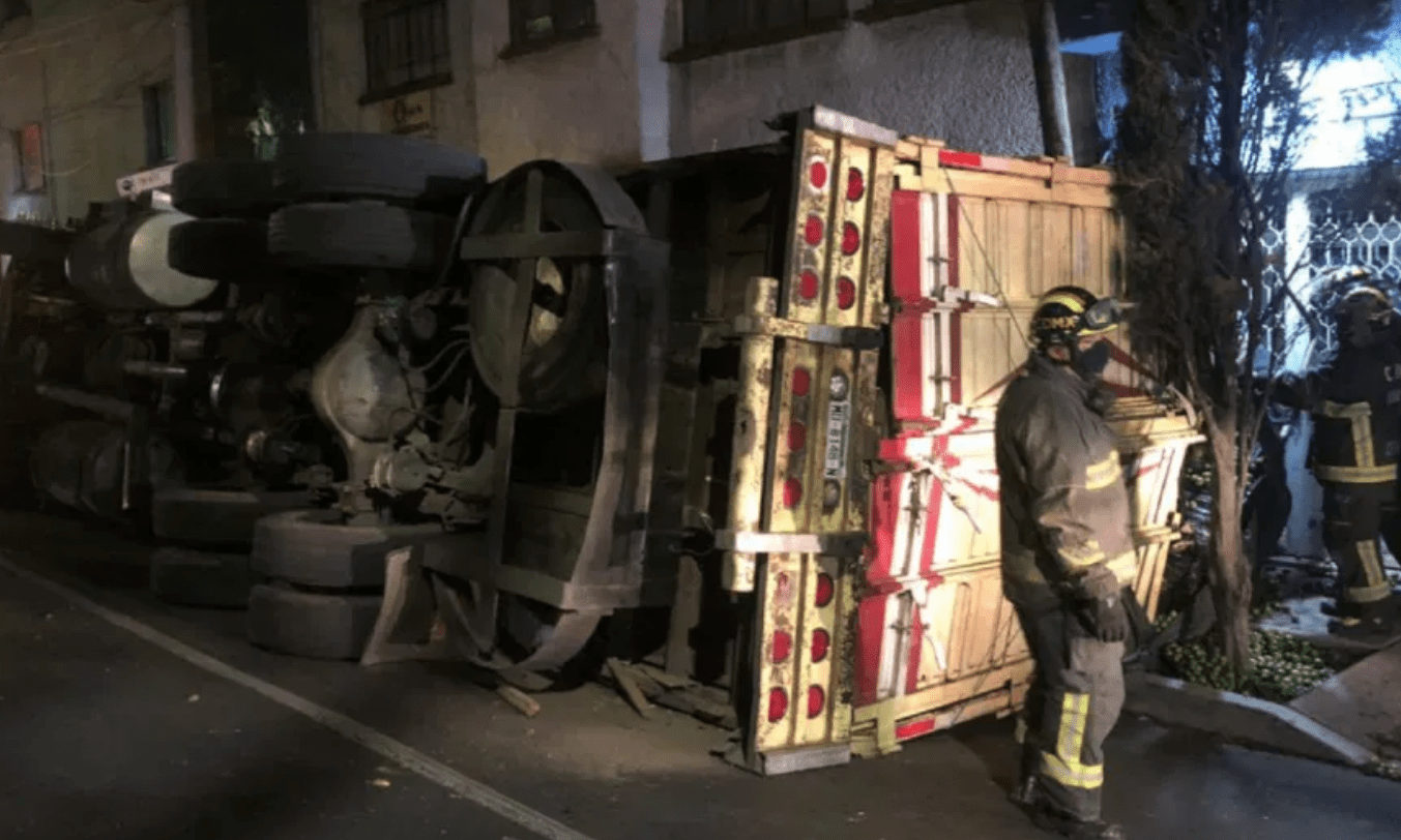 Vuelca camión con 40 toneladas de limones en la CDMX