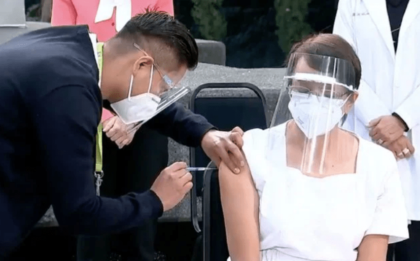 "Es mi mejor regalo" dice primera enfermera vacunada contra Covid-19 en México