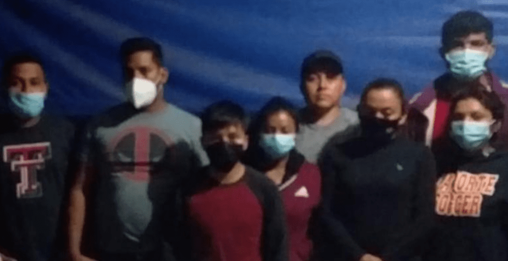 Rescatan a 149 migrantes en Veracruz, iban con 2 "polleros"