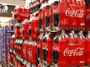 Coca-Cola anuncia que recortará 2 mil 200 empleos