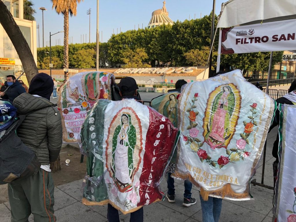 Decenas de fieles insisten en acercarse a la Basílica de Guadalupe #VIDEO