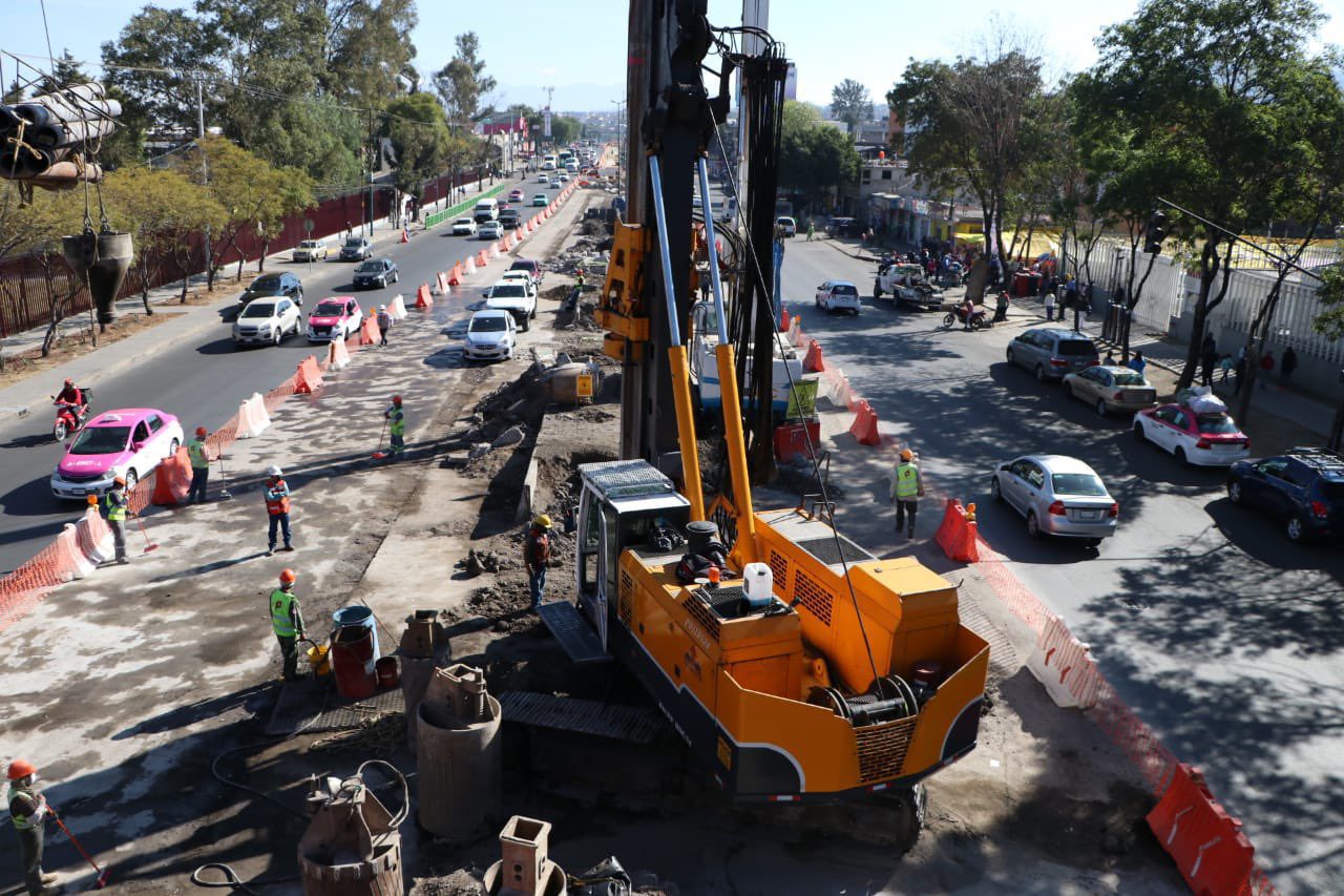 Claudia Sheinbaum supervisa obras del Trolebús elevado en Eje 8 Sur