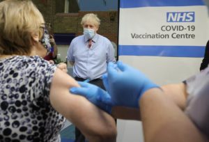 Personas con historial de alergias deben evitar la vacuna de Pfizer, señalan en Reino Unido