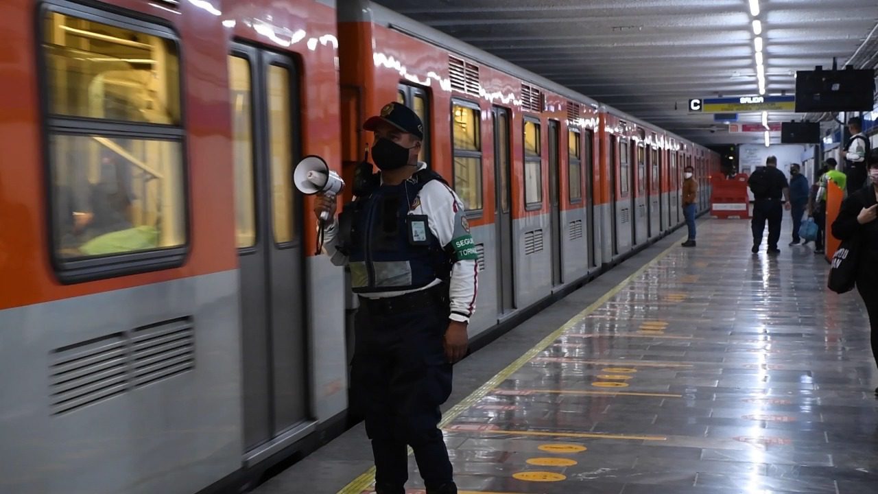 Difunden en el Metro de la CDMX el uso del código QR al interior de sus instalaciones