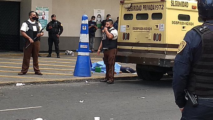 Custodia mata a un sujeto en Izazaga al pensar que quería robar el dinero transportado #VIDEO