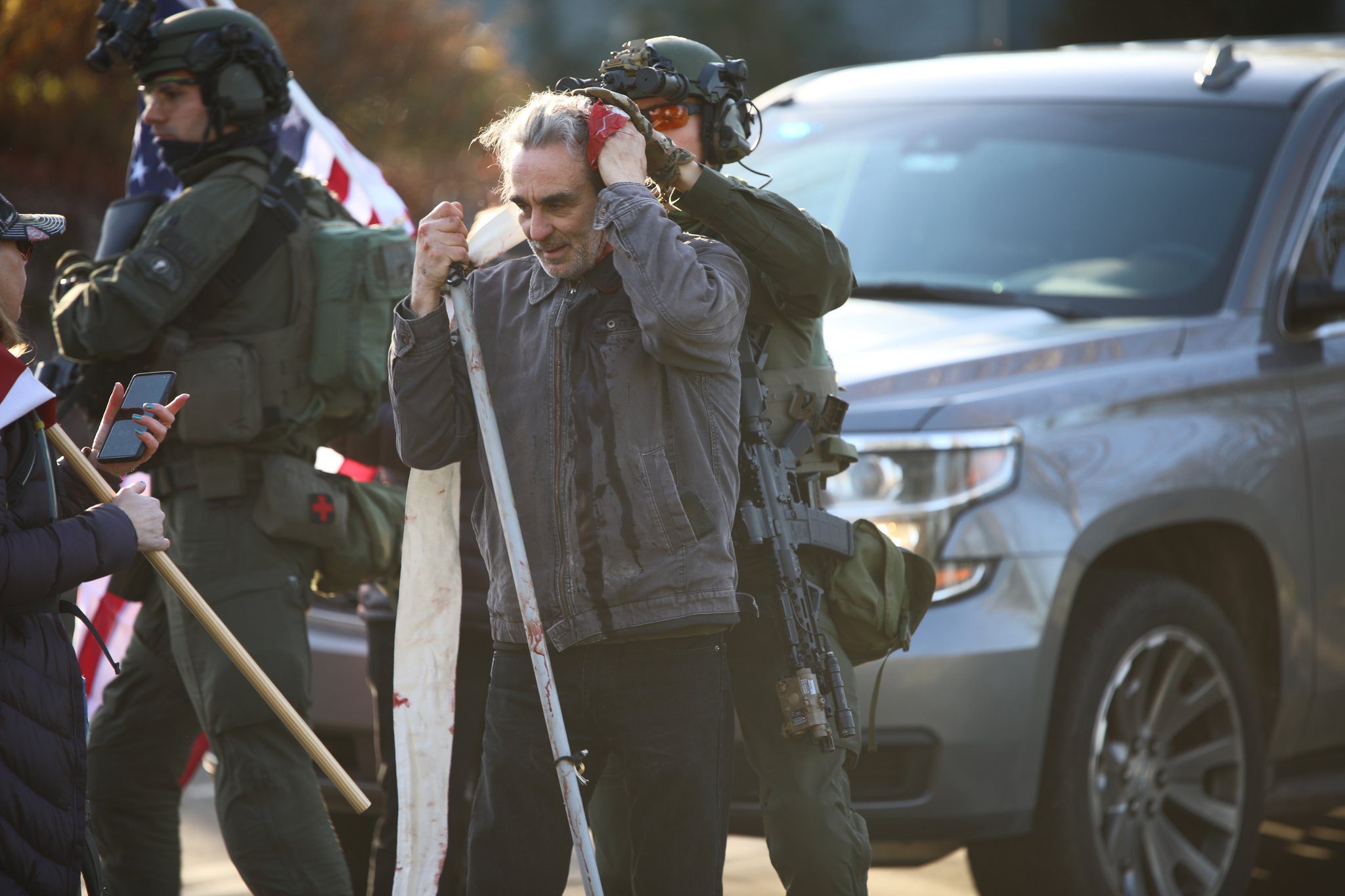 Al menos cuatro apuñalados dejan violentos choques entre partidarios y oponentes de Donald Trump