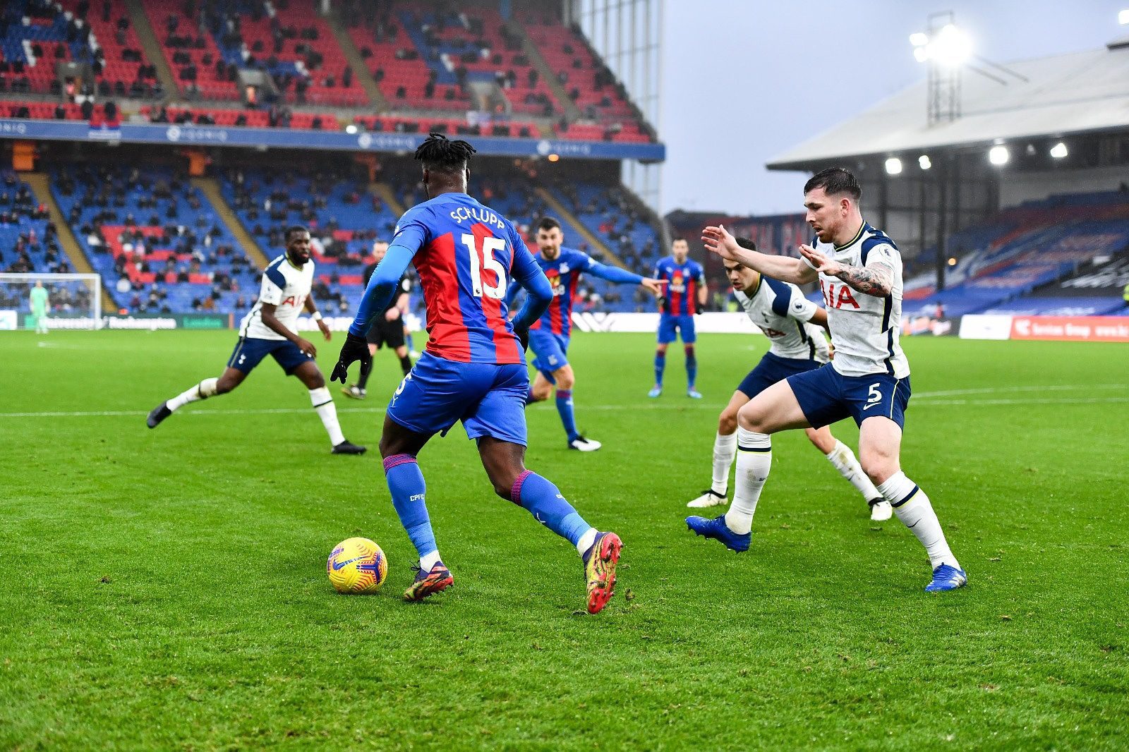 Futbolistas olvidan arrodillarse contra el racismo y empiezan a jugar solos #VIDEO
