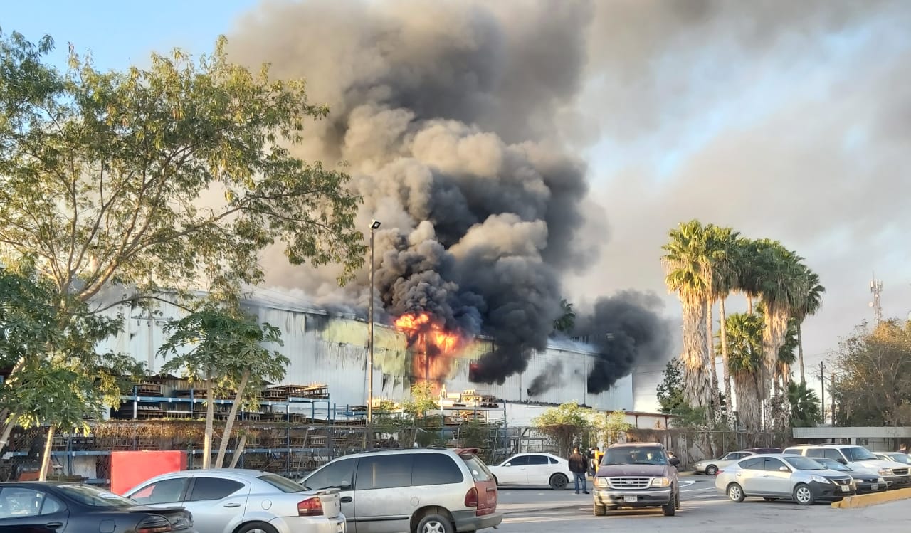 Controlan aparatoso incendio en maquiladora de Reynosa #VIDEO
