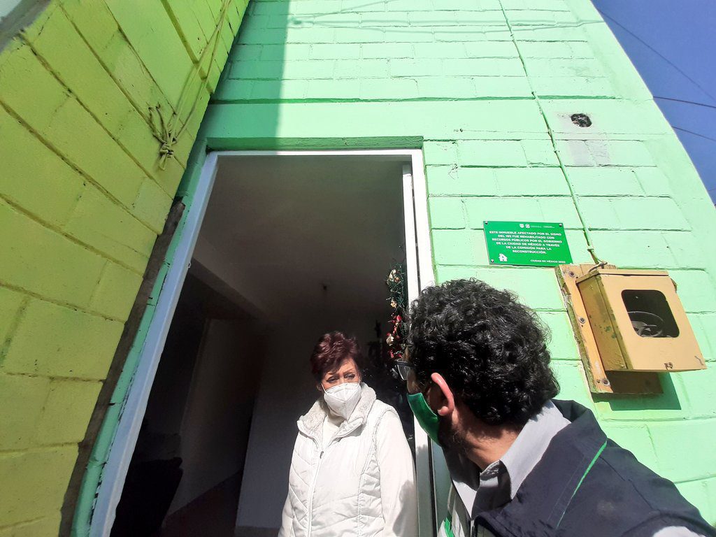 Comisión de Reconstrucción entrega casas a damnificados de Iztapalapa y Tláhuac