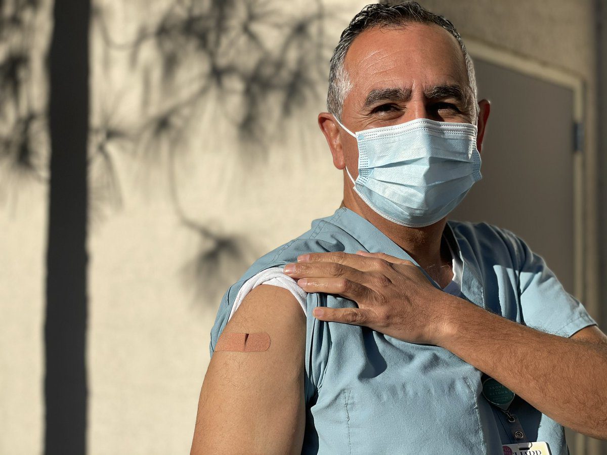 Él es Andrés Smith, el primer mexicano vacunado por COVID-19