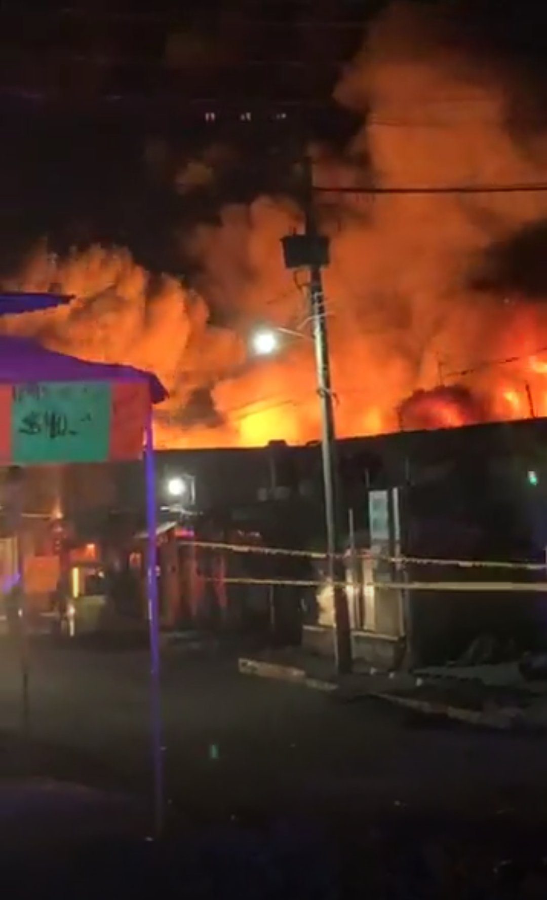 Se incendia plaza 12 de octubre en Cuautla, ya fue controlado #VIDEO