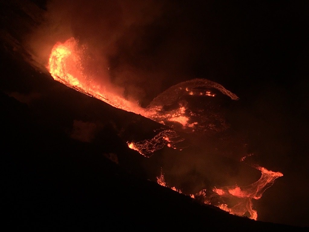 ¿Qué más 2020? Kilauea entra en erupción en Hawái #VIDEO