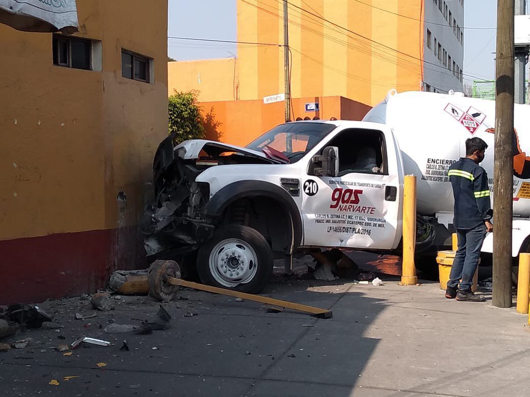 Pipa de gas termina impactada contra una bodega #VIDEO
