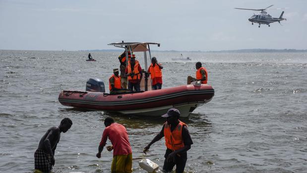 Una veintena de muertos por naufragio en Uganda