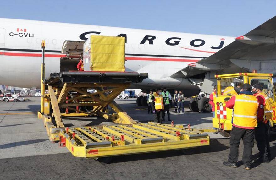 Segundo cargamento de vacunas contra el COVID-19 de Pfizer llega a México