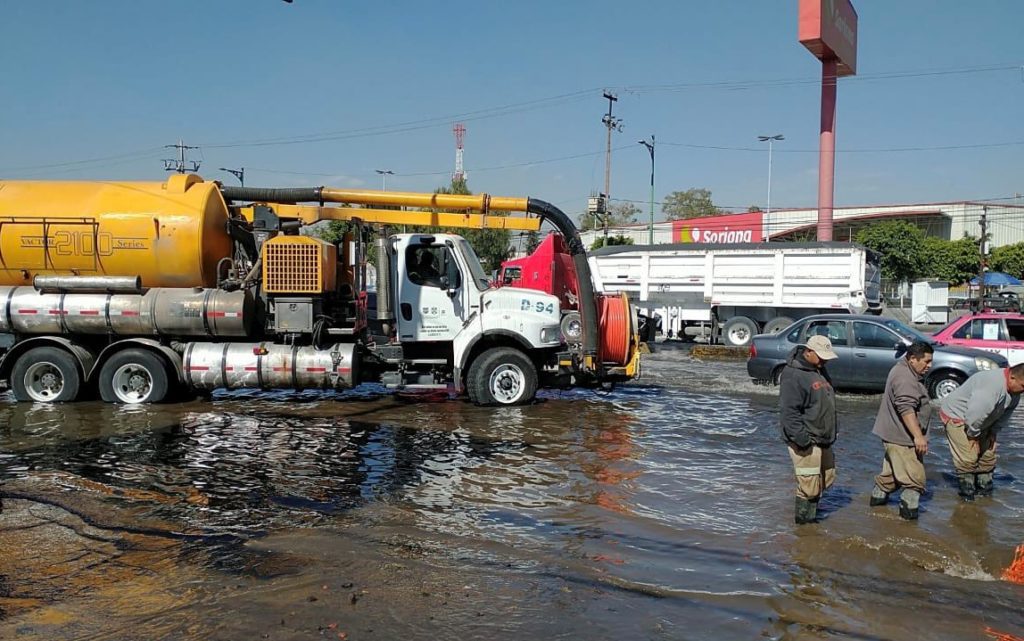 Sacmex atiende impresionante fuga de agua en Ermita Iztapalapa causada por trabajadores que dañaron un ducto