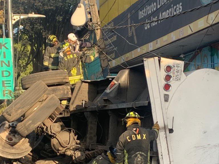 Pipa de agua terminó impactada en la fachada de una escuela en Calzada Ignacio Zaragoza #VIDEO