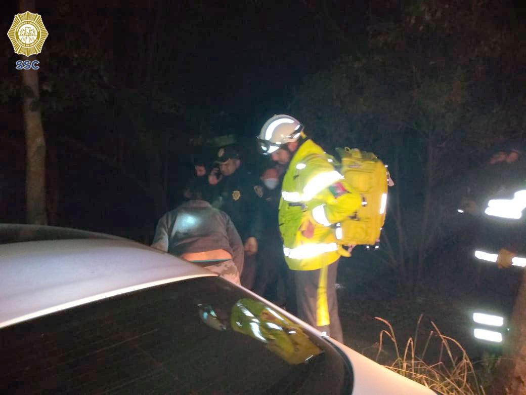 Rescatan a un hombre que cayó en un barranco en el bosque de Chapultepec