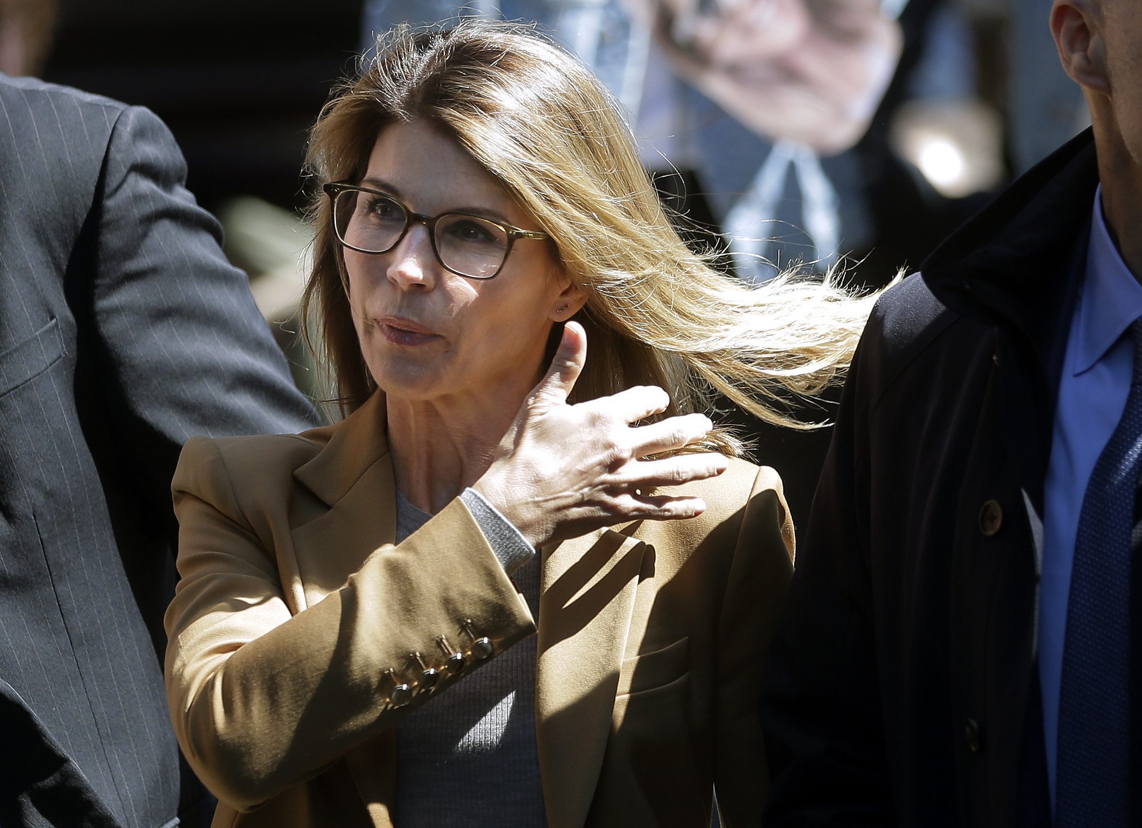 Lori Loughlin sale de la cárcel al cumplir condena de 2 meses