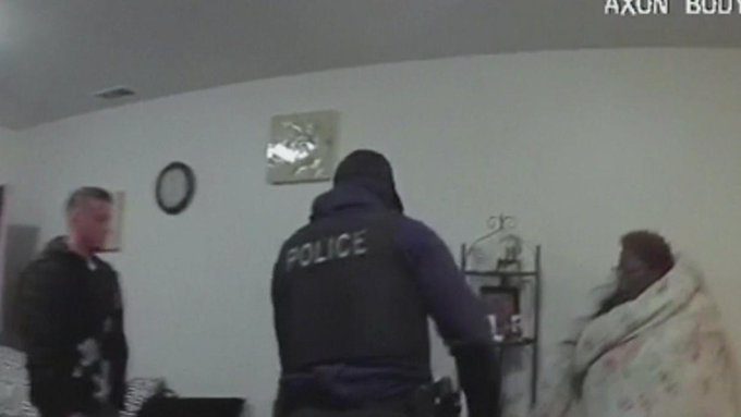 Policía de Chicago se equivoca de casa y esposa desnuda a mujer inocente