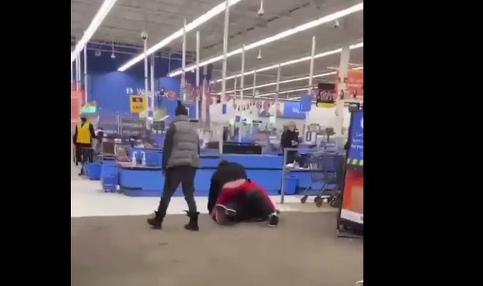 Empleado de Walmart es golpeado brutalmente por cliente al que pidió usar cubrebocas #VIDEO