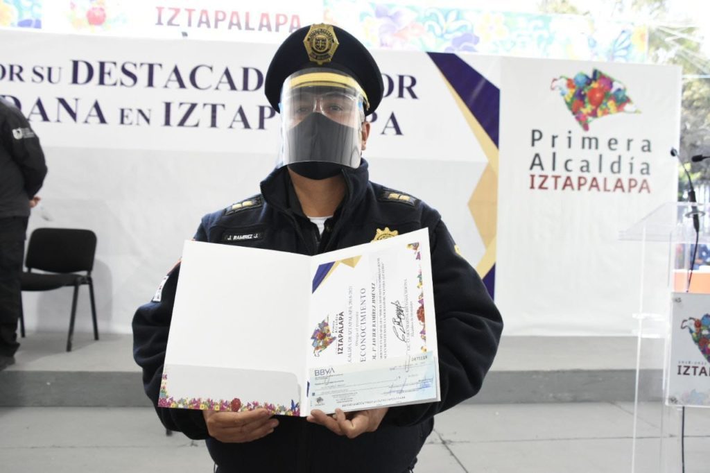 Policías capitalinos reciben estímulos por su destacada labor en Iztapalapa