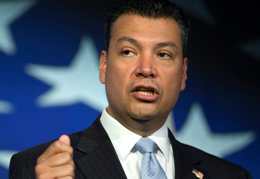 Escaño de Kamala Harris en el Senado será ocupado por hijo de mexicanos