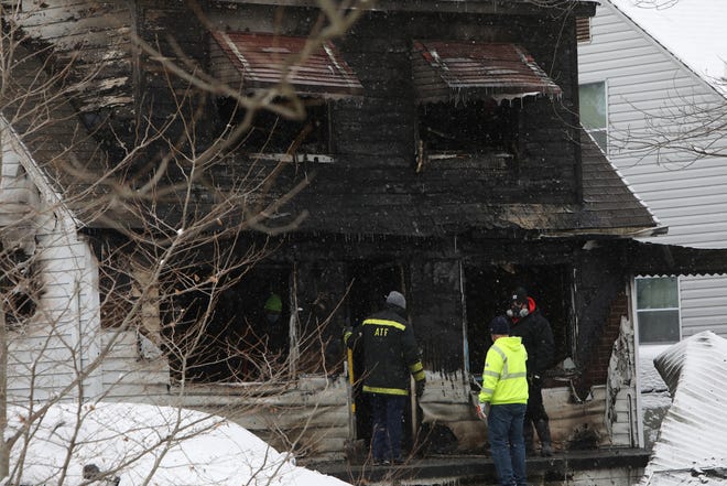 Mujer logra escapar de un incendio, pero dos de sus hijos mueren