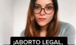 Llaman #EstefaniaAsesina a colaboradora de televisión, por promover aborto en TikTok #VIDEO