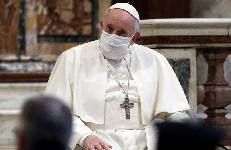 Dos cardenales muy cercanos al papa Francisco tienen COVID-19