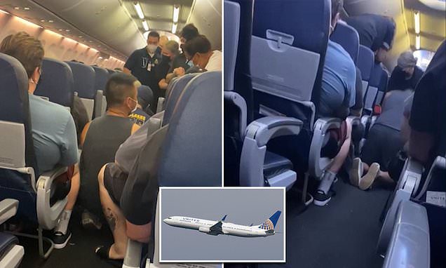 Pasajero que auxilió a hombre que murió por COVID-19 en un vuelo, presenta síntomas de la enfermedad