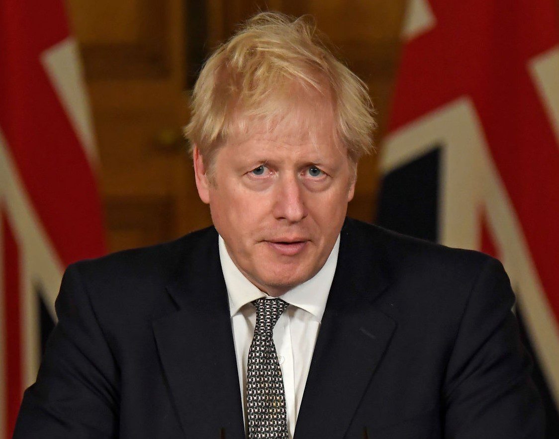 Para demostrar que es seguro, Boris Johnson podría vacunarse en TV contra COVID-19