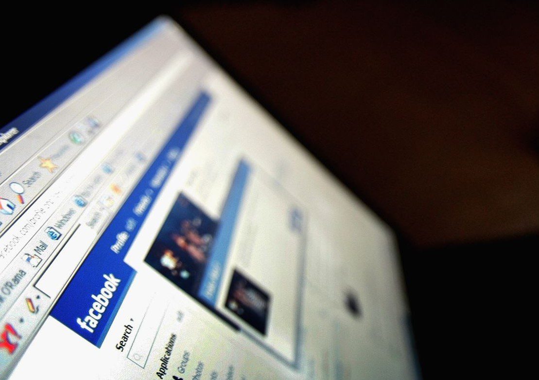 Facebook va a eliminar la desinformación compartida sobre las vacunas COVID-19