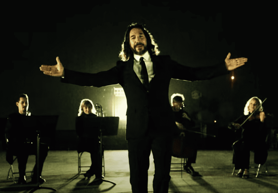 Marco Antonio Solís abre hotel y las redes estallan llamándolo El "Palacio de Bukinham"