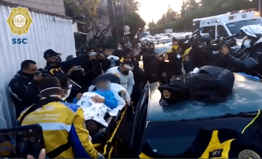 Paramédicos y policías auxilian a mujer en labor de parto en la Doctores #VIDEO