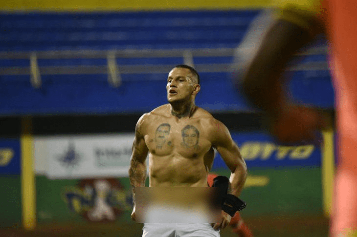 Futbolista se baja el calzoncillo para celebrar gol y desata investigación #VIDEO