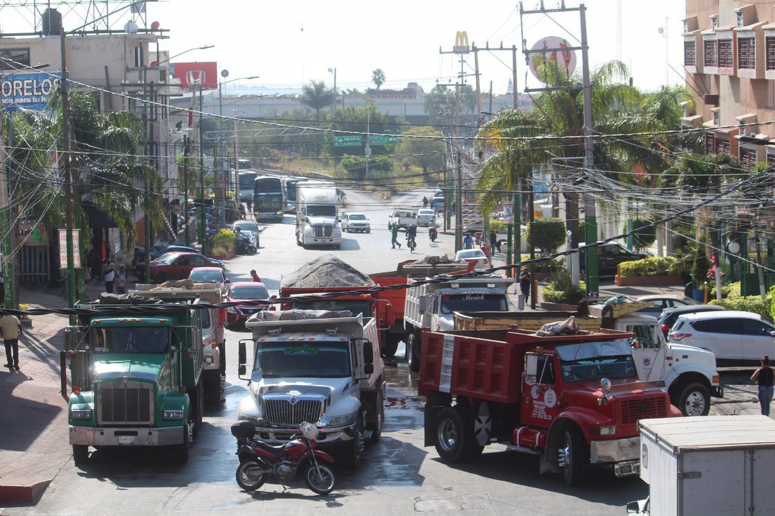 Transportistas de Morelos realizan bloqueos para exigir seguridad