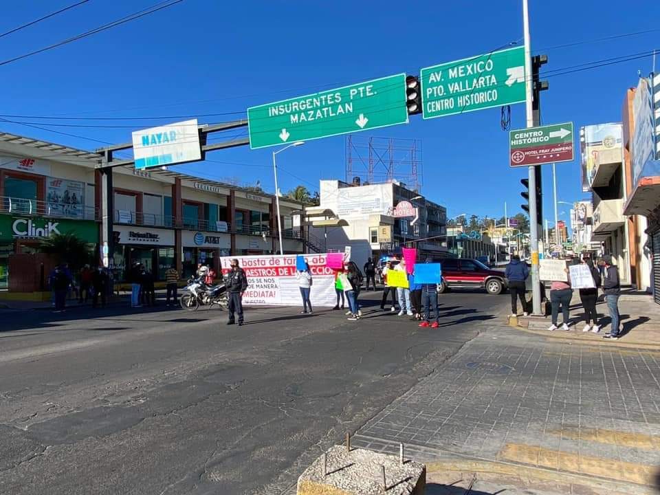 Maestro exigen pago de salarios y aguinaldo en Nayarit